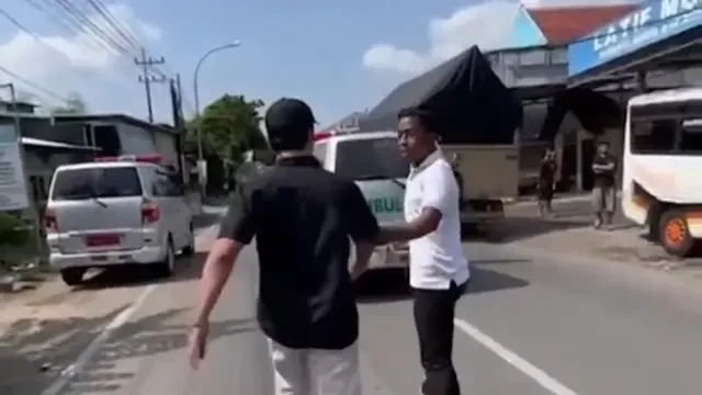 Viral Sopir Innova di Tuban Halangi Dua Mobil Ambulans Bawa Penumpang Kritis