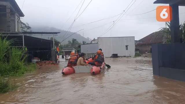 Banjir dan Longsor Sukabumi, Akses Wisata Terputus hingga Proses Evakuasi Ibu dan Anak dar...