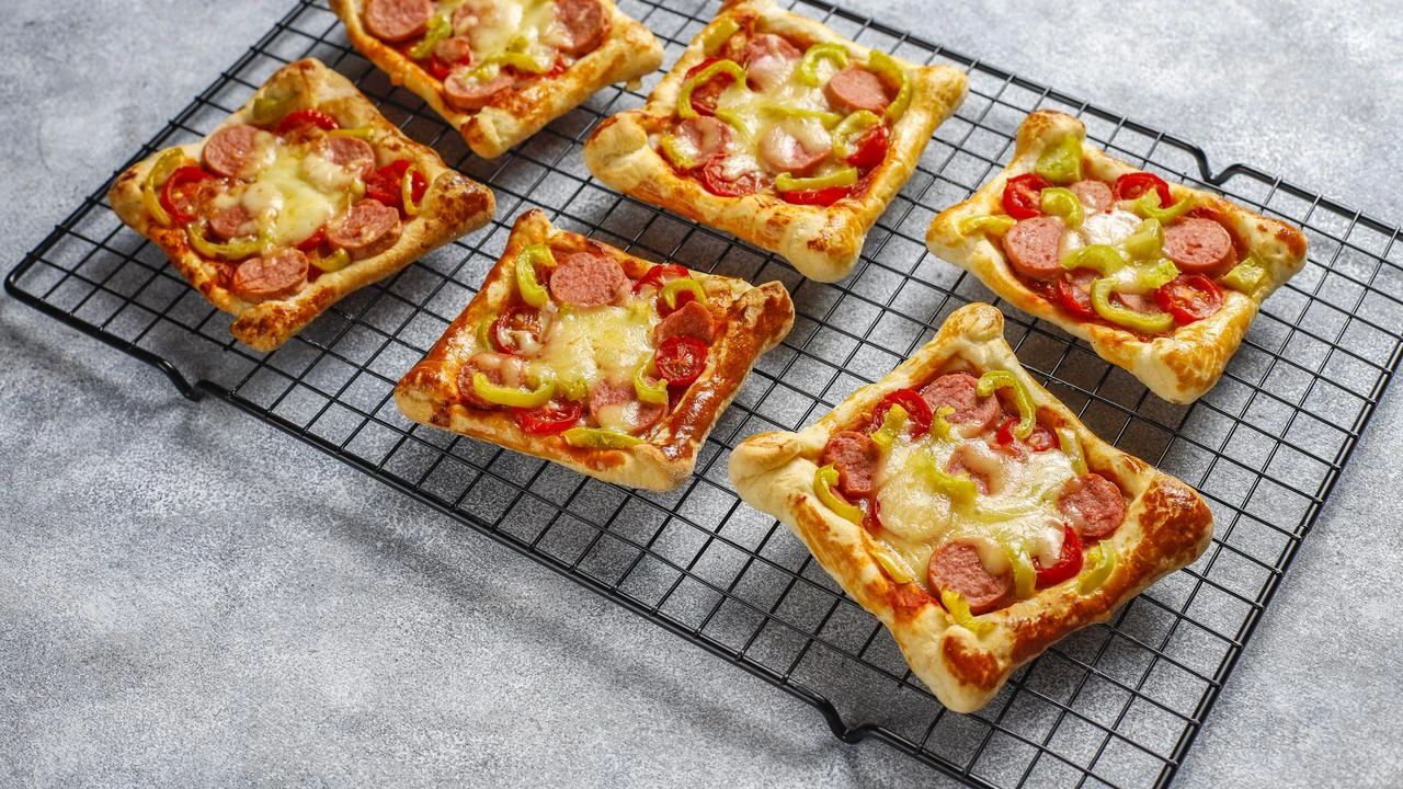 Cara Membuat Pizza Mini Roti Tawar Isi Sosis, Autentik dan Lezat
