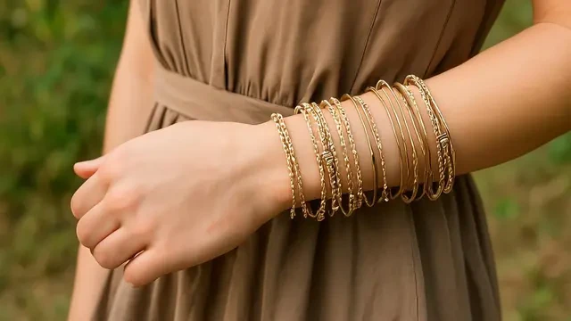 Tips Memakai Gelang Bertumpuk untuk Tangan Kecil, Tampil Elegan dan Proporsional