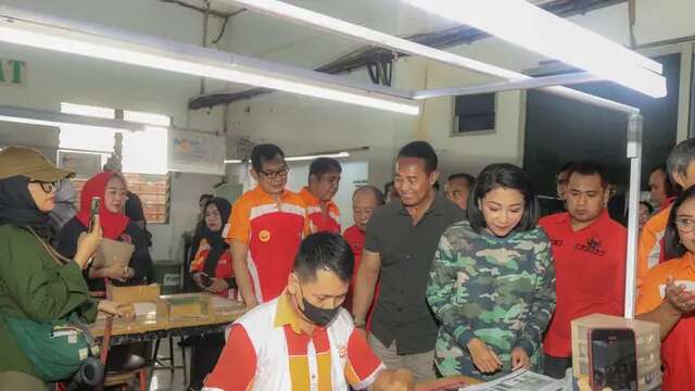 Cagub Jateng Andika-Hendi Kampanye ke Pabrik-Pabrik di Purbalingga, Buruh Curhat Ekonomi L...