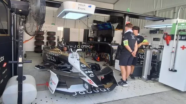 Mengintip Kesibukan Garasi Tim Balap Formula E Jaguar TCS Racing