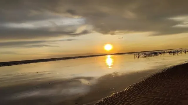 Menyusuri Jejak Sunyi di Pantai Sungai Kinjil, Permata Tersembunyi di Ujung Benua Kayong