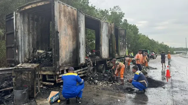 Truk Ekspedisi Bermuatan Ribuan Paket Terbakar di Tol Lampung