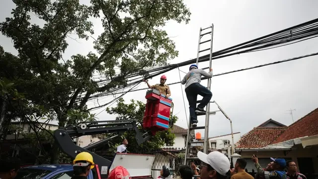 Pemkot Bandung Ancam Potong Kabel Semrawut Usai Telan Korban Jiwa