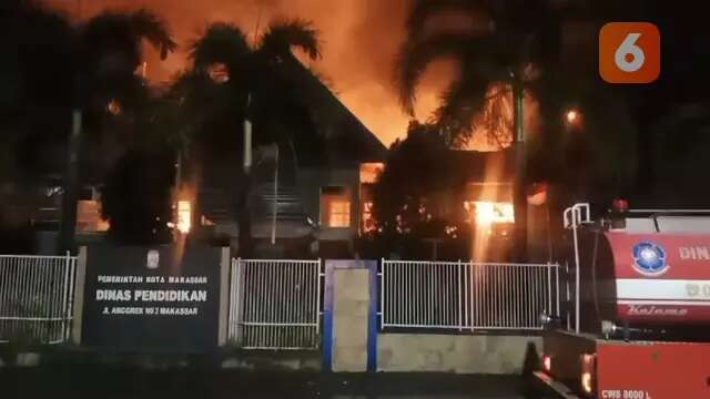 Kantor Dinas Pendidikan Makassar Terbakar Hebat, Warga Sempat Dengar Ledakan