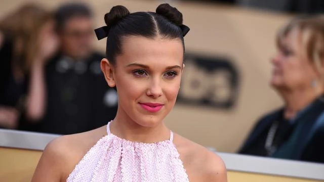 Millie Bobby Brown Terciduk Gandeng Anak Jon Bon Jovi