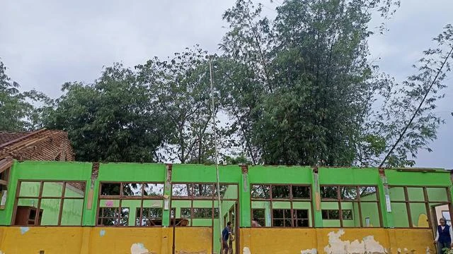 Anggaran Pemda Tidak Kunjung Cair, SDN Rusak Parah di Sukabumi Akhirnya Diperbaiki Dermawa...