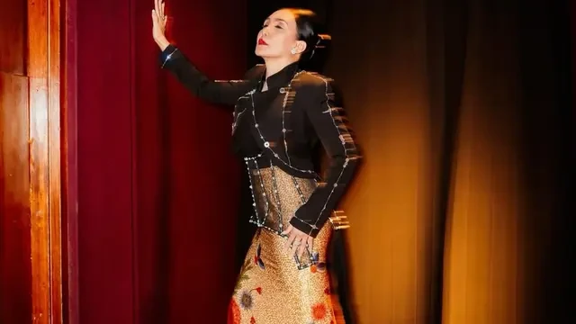 6 Gaya Fashion Rieke Diah Pitaloka di Premiere AGEN +62, Sentuhan Etnik Memukau