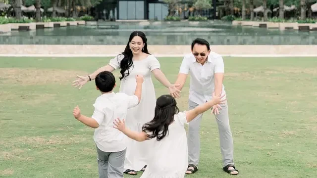 6 Potret Baby Bump Puput Nastiti Devi Istri Ahok, Dikabarkan Hamil Anak Ketiga