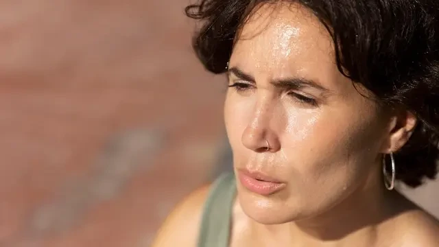 Bukan Cuma Karena Panas, Ini 9 Alasan Tubuh Sering Berkeringat Berlebihan