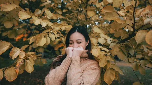 5 Tanda Dia Belum Move On dari Kamu, Termasuk Betah Lama-Lama Menatapmu