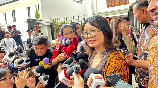 Berapa Harga Kacamata Unik Wamen Stellla Christie yang Bikin Salah Fokus?