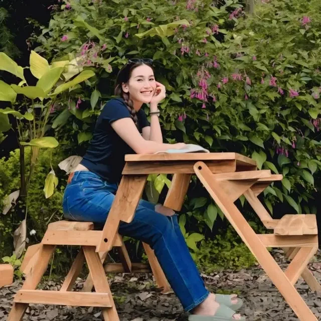 Pilihan Sandal Jepit Ayu Ting Ting di Berbagai Momen, saat Potong Daging Kurban Curi Perha...