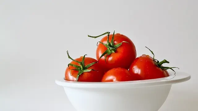 9 Manfaat Makan Tomat Mentah untuk Wajah, Kulit Sehat Alami Tanpa Skincare Mahal