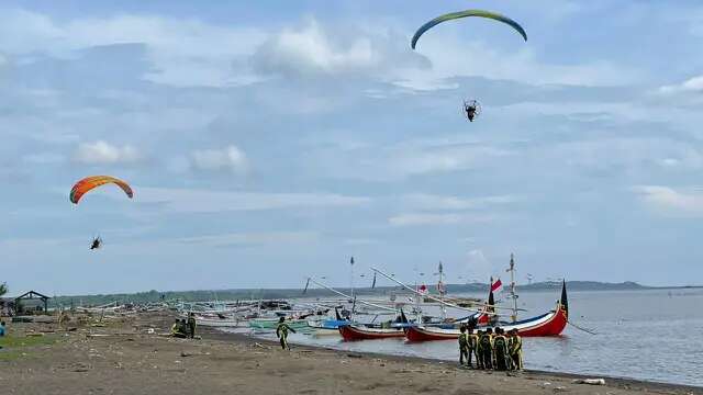 Langit Pantai Bimorejo Meriah dengan Atraksi Udara, Tawarkan Sensasi Wisata Baru di Banyuw...