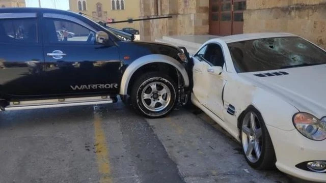 Emosi Jiwa, Polisi Nekat Tabrak Mercedes-Benz Bosnya Pakai Pikap
