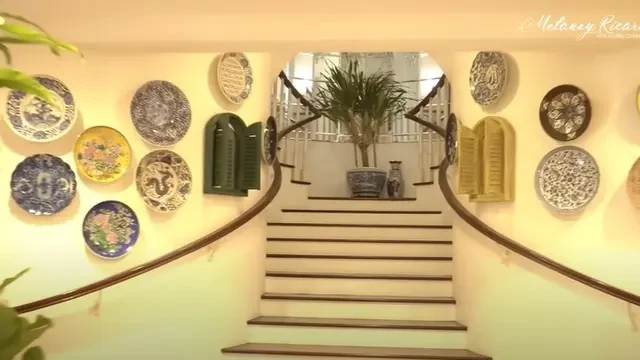 Detail Desain Tangga Rumah Yuni Shara, Inspirasi untuk Hunian Berkonsep Klasik Modern