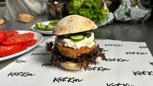 Chef Michelin Star Ciptakan Burger untuk Kucing, Manusia Ternyata Juga Doyan