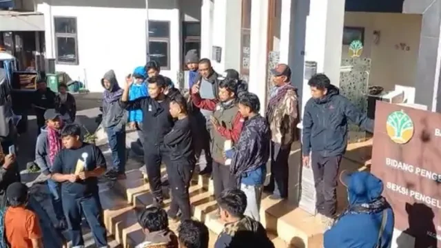 Antrean Panjang Pemeriksaan Tiket Picu Ricuh di Pintu Masuk Bromo via Cemorolawang