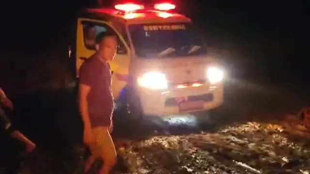 Viral Video Ambulans Jenazah Terjebak Lumpur di Jalan Tambang Konawe Utara