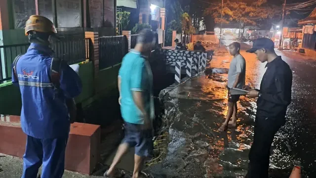Sampah Sebabkan Banjir di Kota Batu, Motor Terseret Arus hingga Masuk Drainase