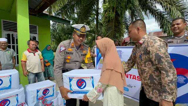 Puluhan Warga Rokan Hulu Terima Bantuan Sembako HUT Lalu Lintas Bhayangkara, Kasat Lantas ...