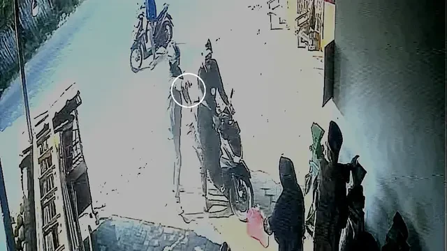 CCTV Rekam Detik-Detik Pedagang Kue di Bandar Lampung Lawan Begal Bersenpi