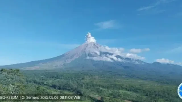Gunung Semeru Tiga Kali Erupsi, Tinggi Letusan Capai 700 Meter
