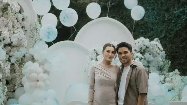 5 Potret Romantis Aaliyah Massaid dan Thariq Halilintar di Acara Gender Reveal Anak Pertam...