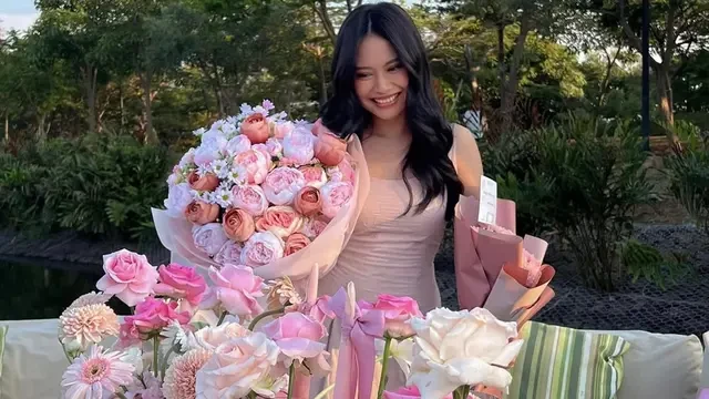 6 Potret Manis Ultah Hanggini ke-26, Kejutan Romantis dan Pesona Dress Pink