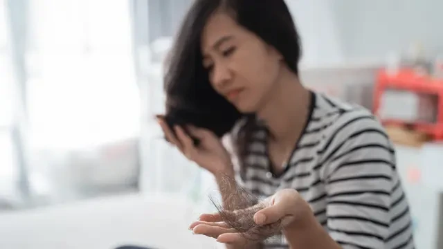 7 Alasan Kenapa Rambut Rontok Saat Diet dan Cara Mudah untuk Mengatasinya