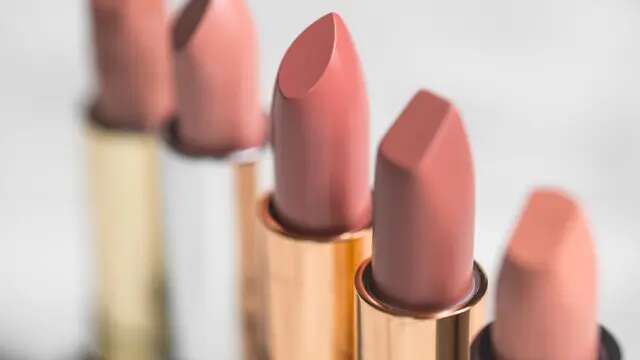 Ladies, Cobain 6 Rekomendasi Warna Lipstik Buat Kamu yang Berkulit Sawo Matang Ini