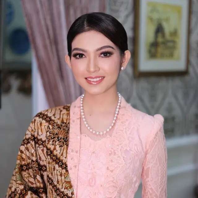 Tampil Beda, Potret Selvi Ananda dengan Makeup Soft Glam di Hari Pertama Menjadi Ibu Wakil...