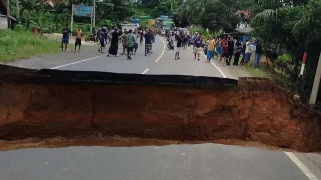 Jalur Sumbar-Jambi Putus di Perbatasan Dharmasraya-Bungo