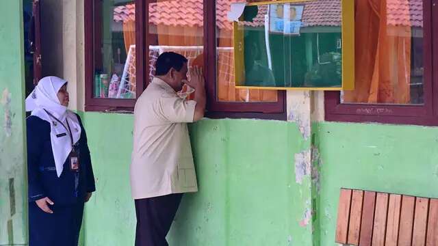 Momen Prabowo Intip Siswa Santap Menu Makan Bergizi Gratis dari Jendela Kelas