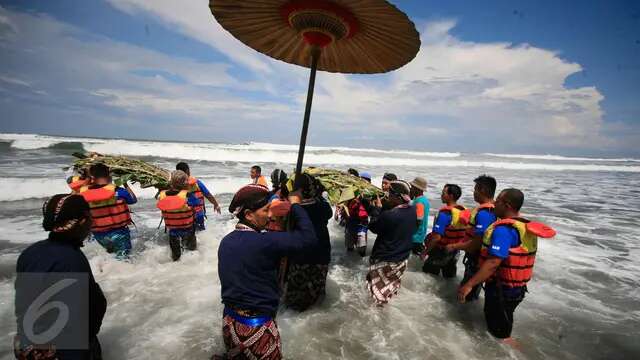 Mengenal Tradisi Upacara Adat Larung Sesaji Syarat Makna dan Filosofis