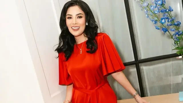 6 Detail Gaun Nindy Ayunda di Ultah Dito Mahendra, Memukau Pakai Dress Satin Merah