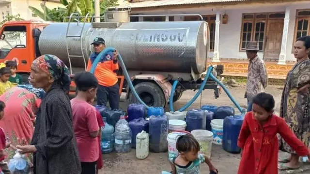Atasi Krisis Air Bersih, BPBD Probolinggo Salurkan 6.000 Liter Air ke Desa Tulupari