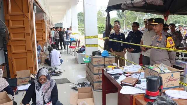 Gudang Logistik KPU Rokan Hulu Dipasang Garis Polisi Saat Pelipatan Surat Suara