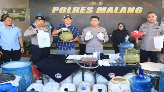Polisi Tangkap Produsen Miras Ilegal Arak Trobas di Malang Selatan