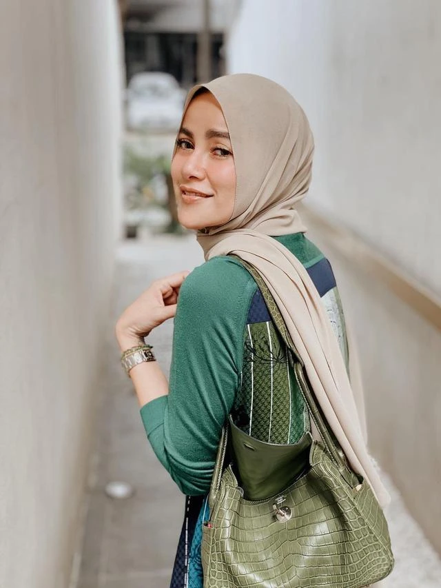Olla Ramlan dan Nagita Slavina Tajir Melintir, Tak Malu Makan di Pinggir Jalan