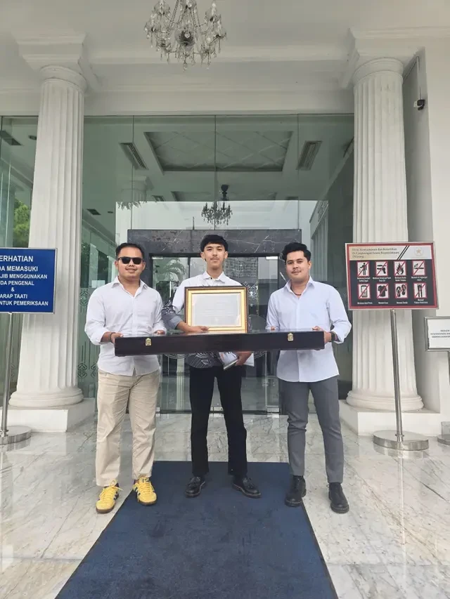 Hadiah Pedang Prabowo untuk Presiden Putin dan Macron Ternyata Buatan Pemuda Sukabumi, Beg...