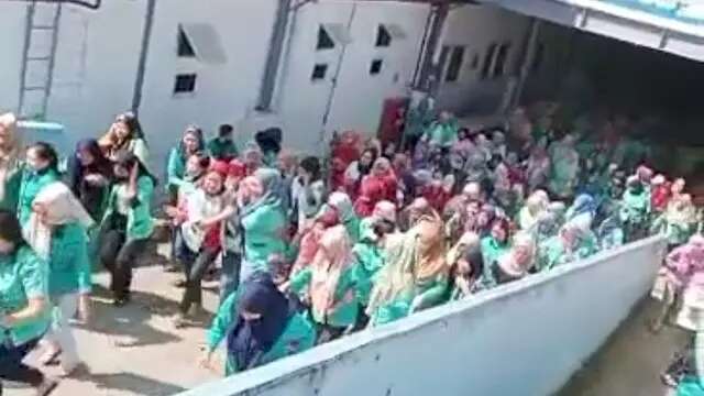 Ratusan Buruh Wanita di Sukabumi Berlarian Saat Terjadi Kesurupan Massal