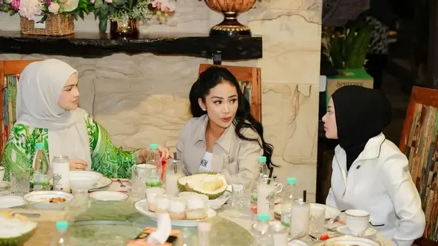 Model Gamis Siti Nurhaliza Saat Krisdayanti Berkunjung ke Rumahnya di Malaysia