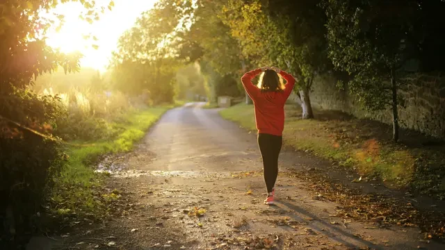 Mulai Jalan Kaki 7.000 Langkah Sehari, Efeknya Nggak Main-main untuk Kesehatan