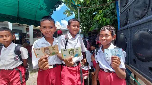 Senyum Manis Anak SD di Pulau Geser: Aku Punya Uang Baru!