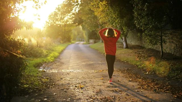Jalan Kaki 4.000 Langkah Sehari, Ini Manfaatnya bagi Perempuan Lansia