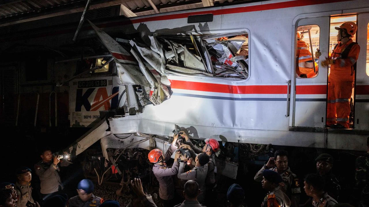 Kecelakaan KA Argo Bromo Anggrek dan KRL di Bekasi Timur Trending Topic, Warganet Kirim Do...