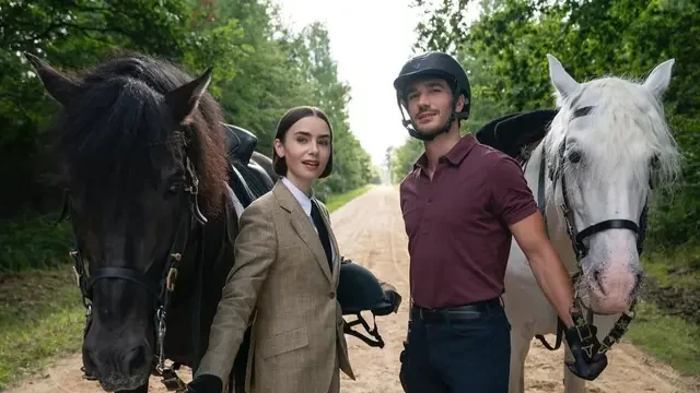 Asisten Sutradara Serial Emily In Paris Meninggal Dunia secara Mendadak, Sempat Pingsan di...
